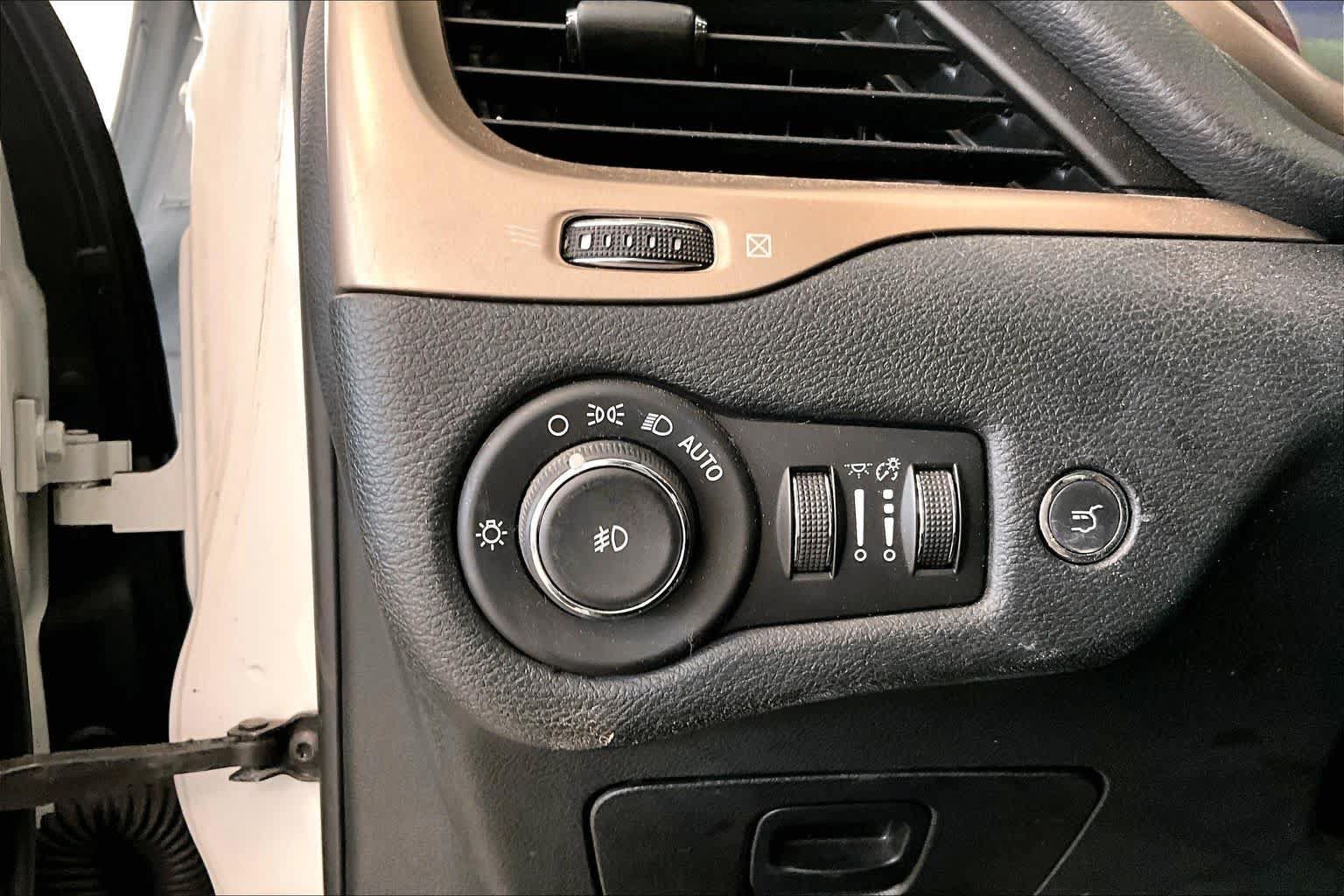 Used 2018 Jeep Cherokee Limited w/ Luxury Group AWD/4WD image 31