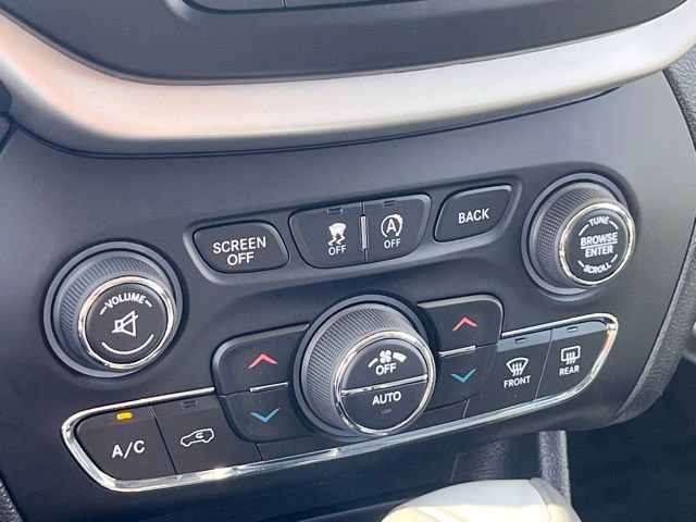 Used 2017 Jeep Cherokee Overland w/ Technology Group FWD image 19