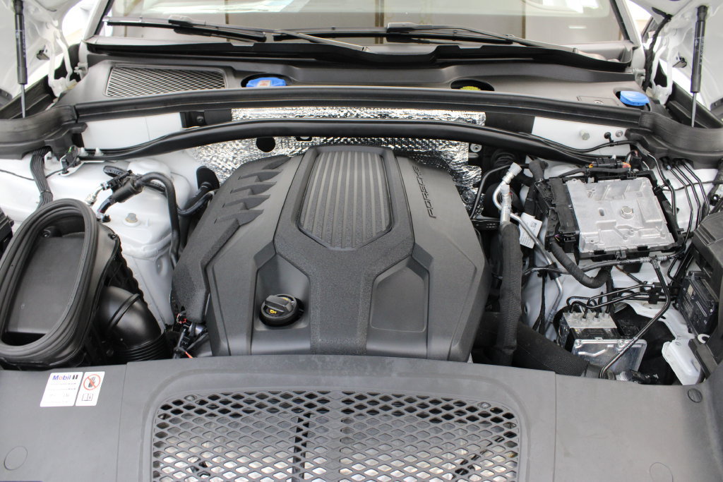 Certified 2024 Porsche Macan AWD/4WD image 42
