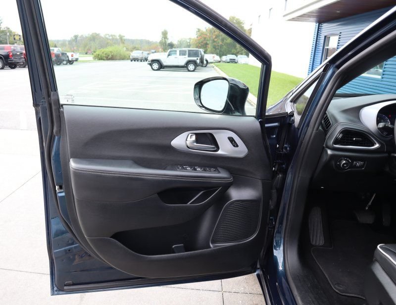 Used 2025 Chrysler Pacifica Limited FWD image 14
