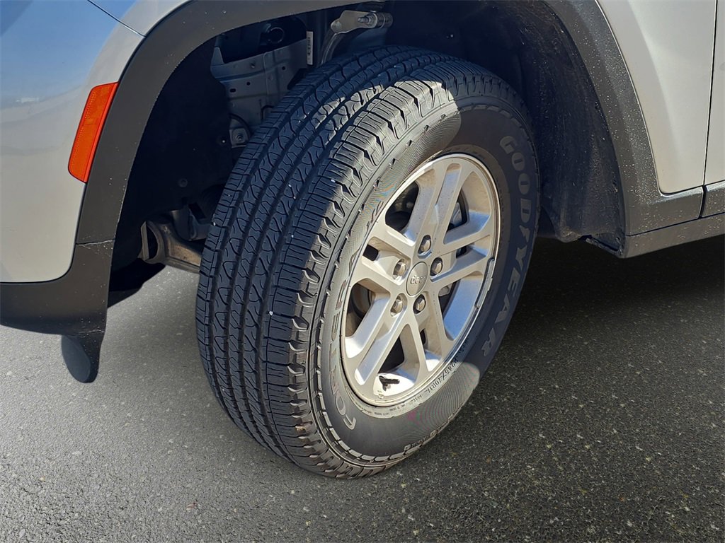 Used 2025 Jeep Grand Cherokee Laredo w/ Luxury Tech Group I image 31