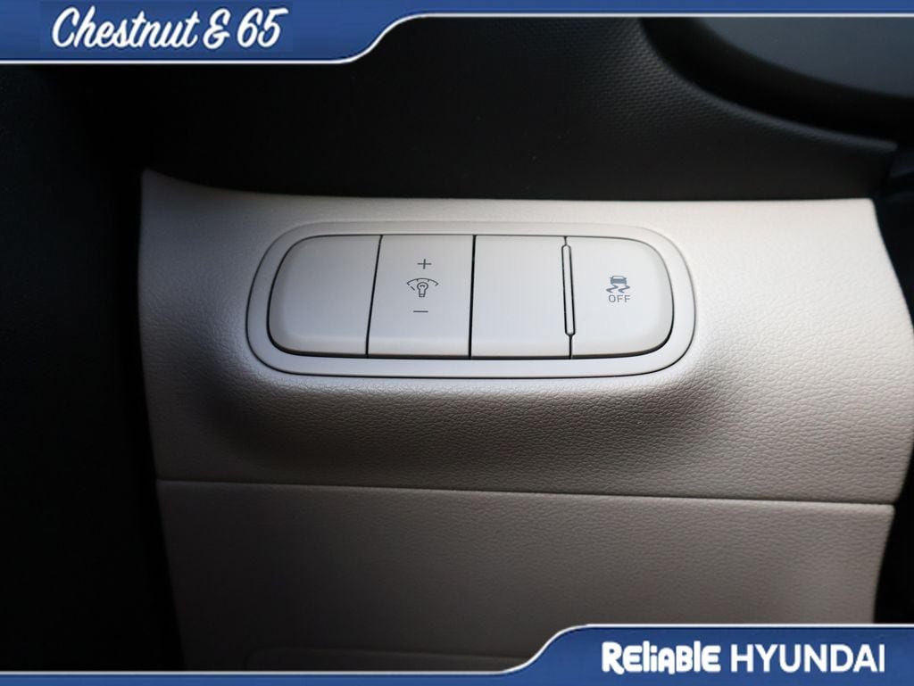 Certified 2025 Hyundai Venue SEL FWD image 31