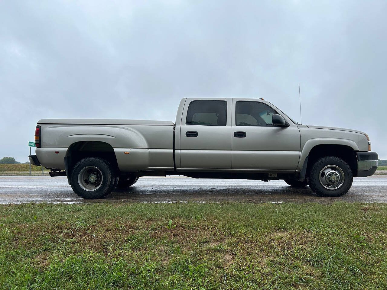 Used 2004 Chevrolet Silverado 3500 4x4 Crew Cab w/ Heavy-Duty Power Package image 9