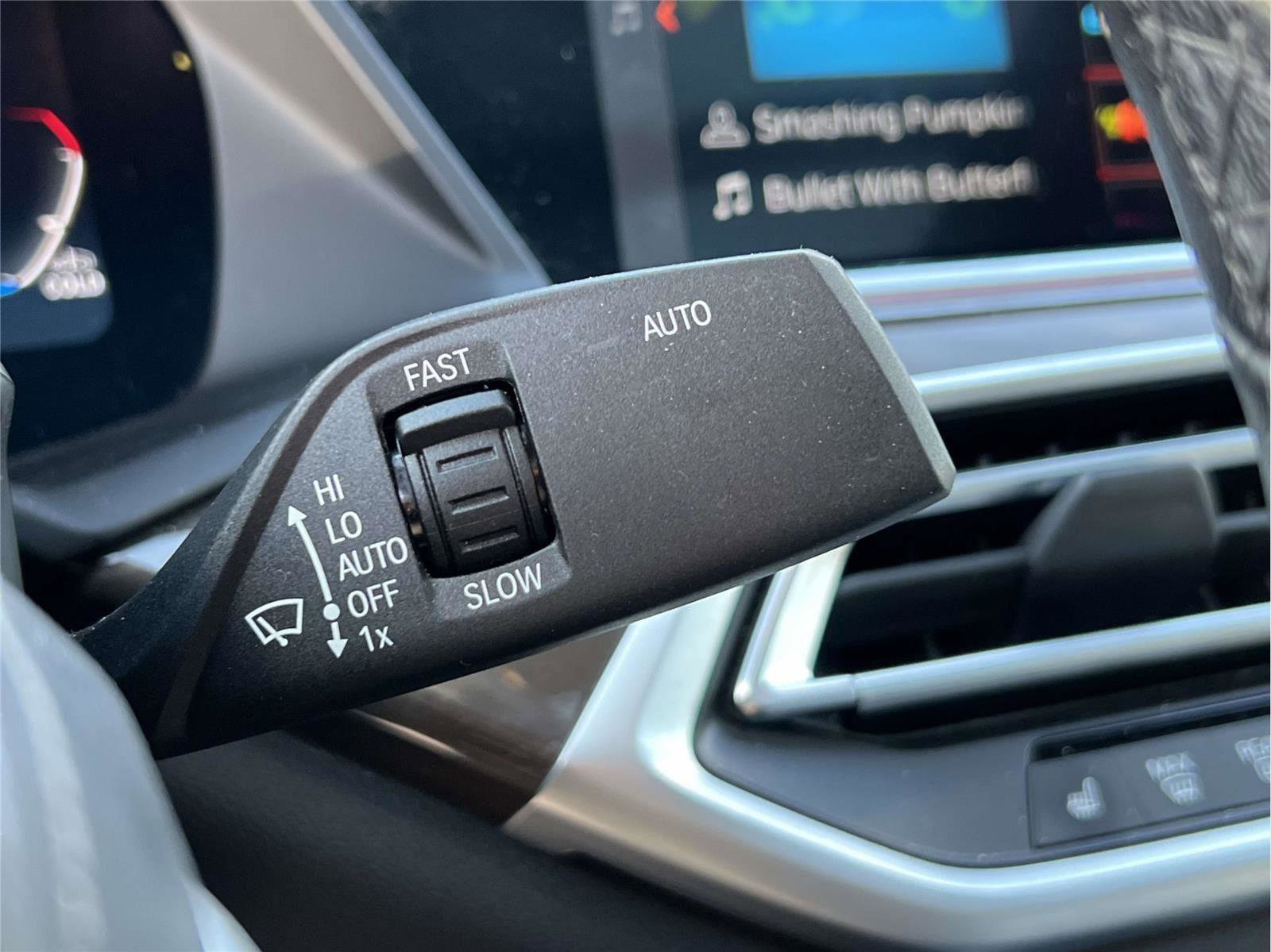 Used 2022 BMW X6 xDrive40i w/ Executive Package image 25