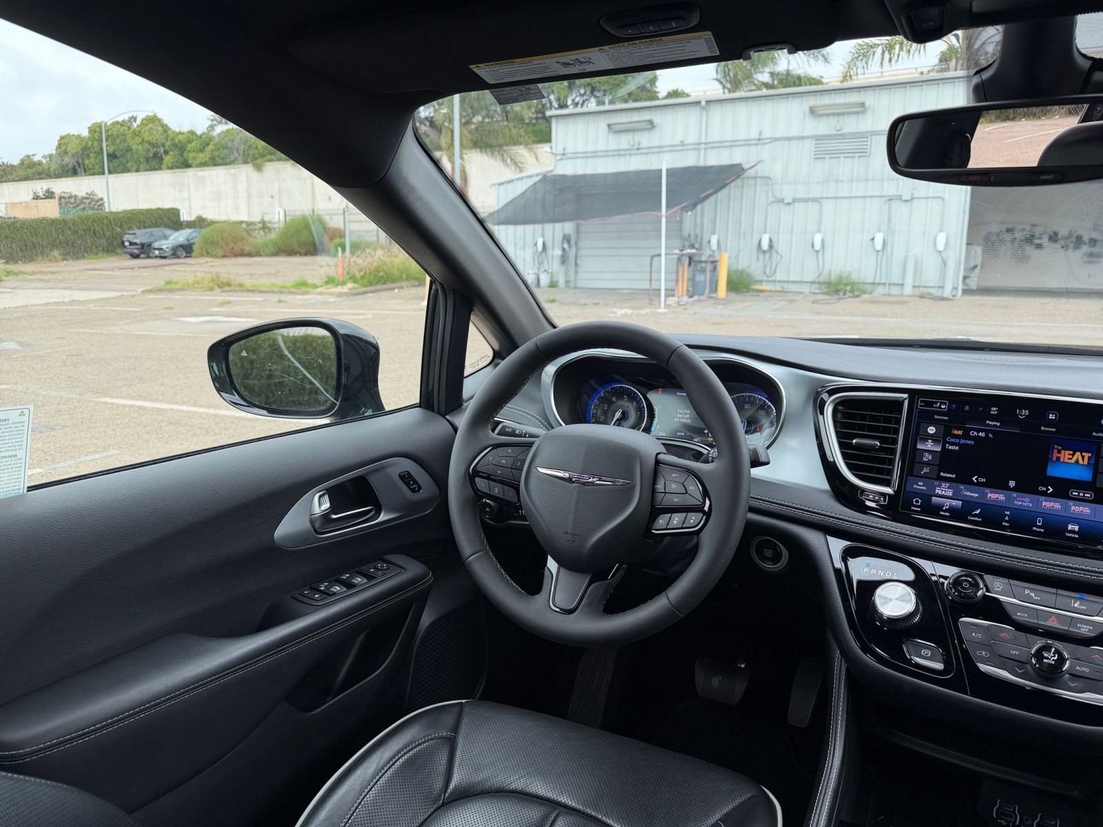 Used 2025 Chrysler Pacifica Limited image 39