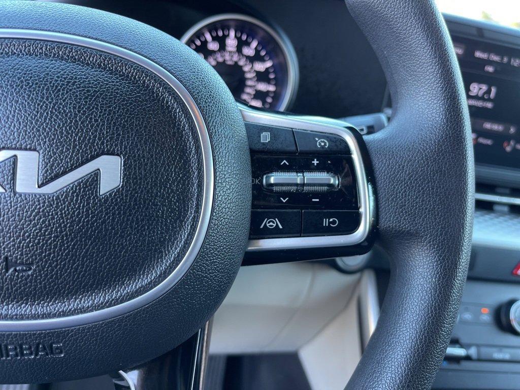 Certified 2023 Kia Carnival LX image 17