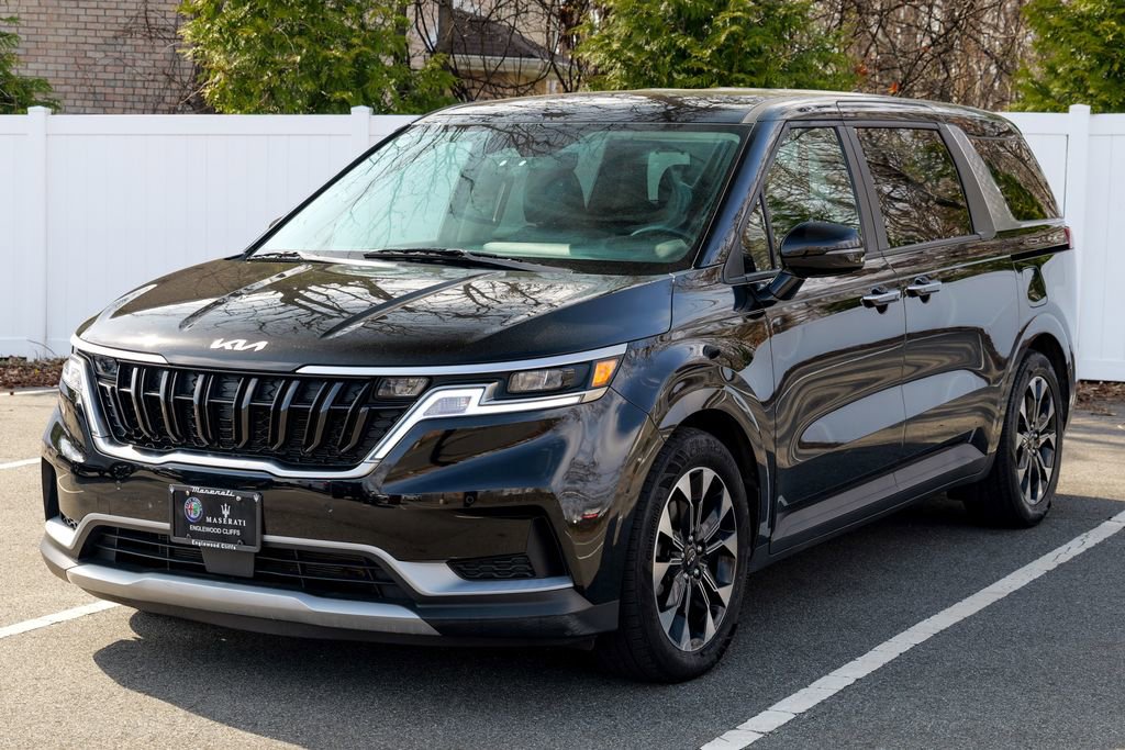 Used 2024 Kia Carnival EX image 3