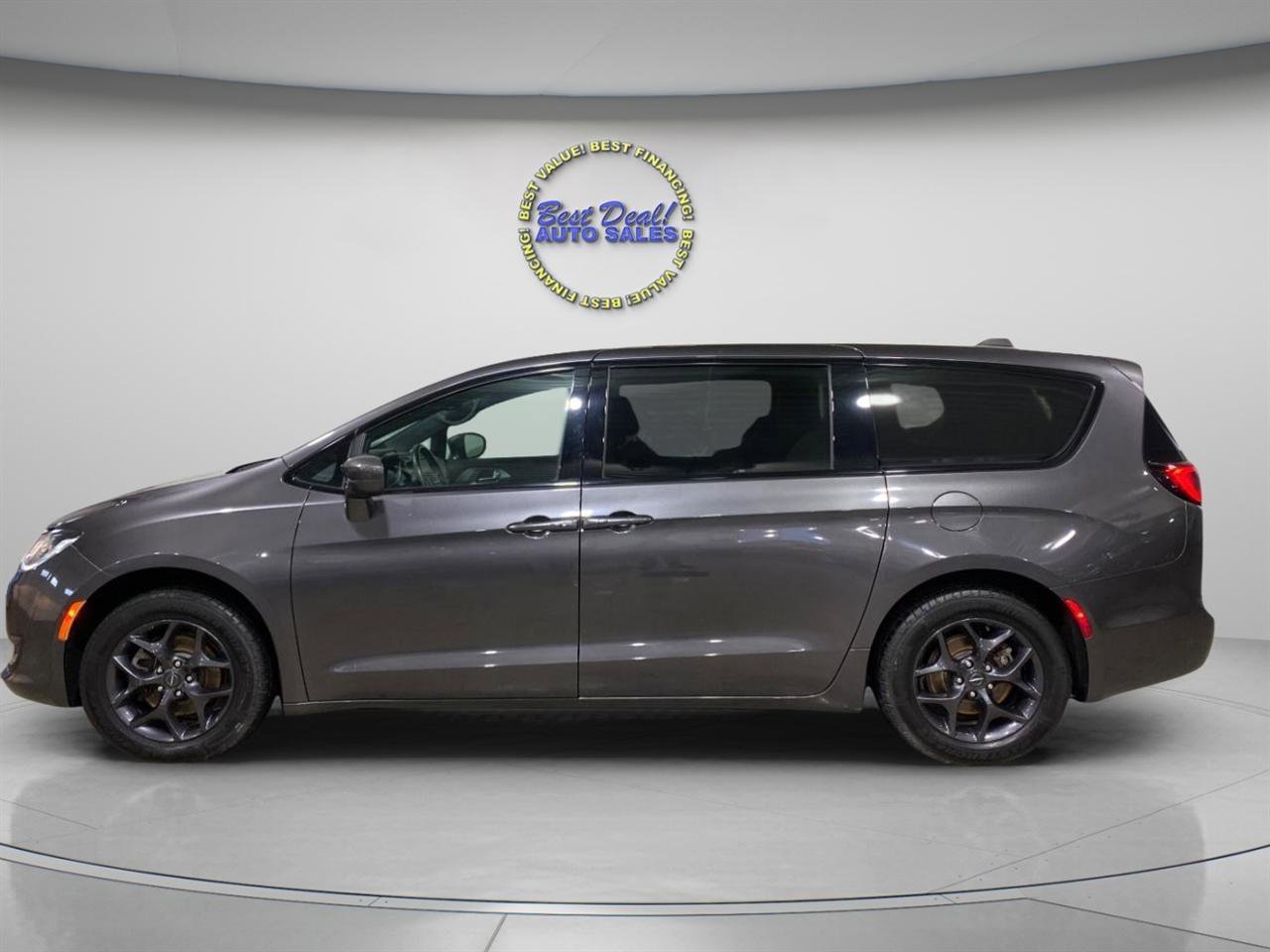 Used 2018 Chrysler Pacifica Touring Plus w/ S Appearance Package FWD image 2