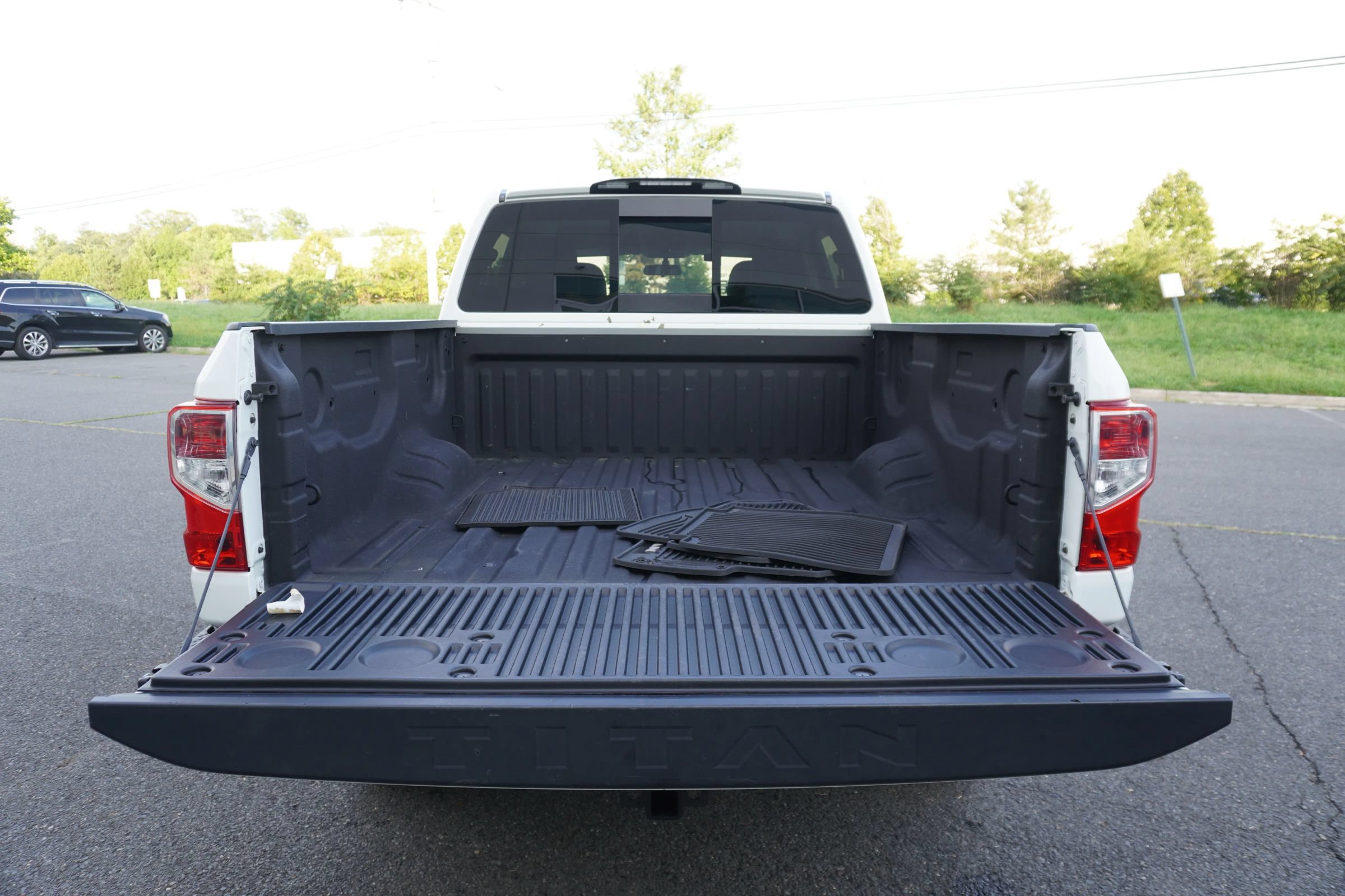 Used 2017 Nissan Titan S AWD/4WD image 21