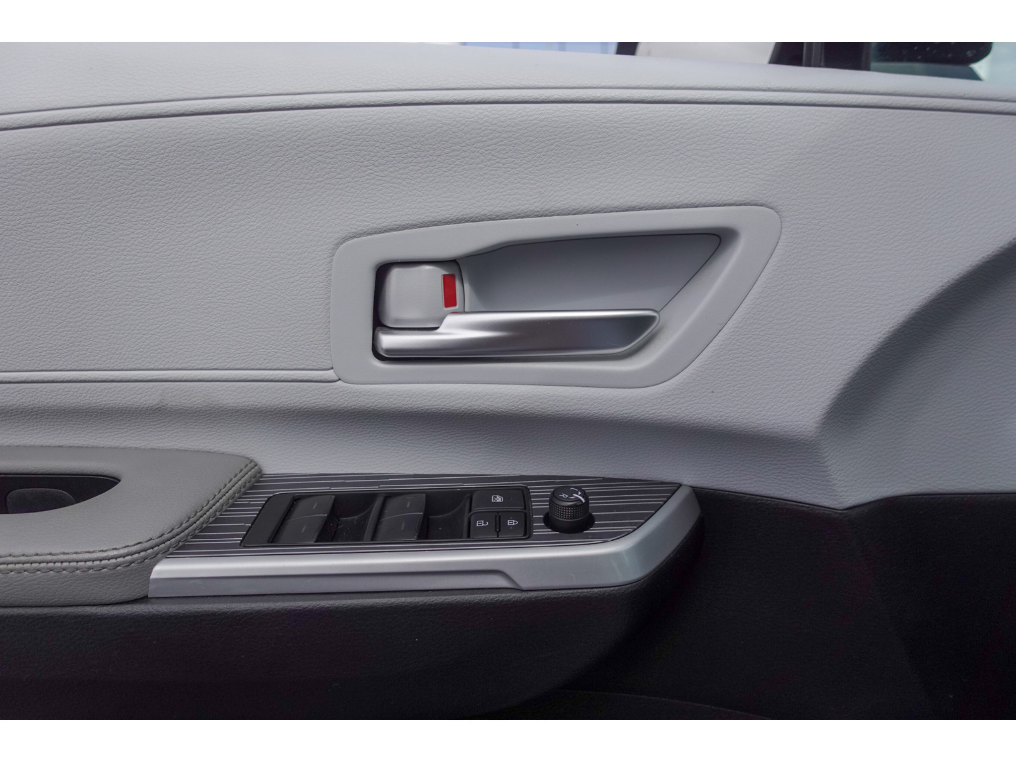 Certified 2025 Toyota Sienna XLE FWD image 11
