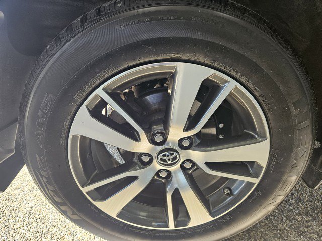 Used 2018 Toyota RAV4 XLE AWD/4WD image 32