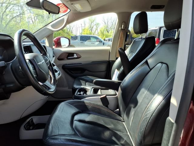 Used 2018 Chrysler Pacifica Touring-L FWD image 19