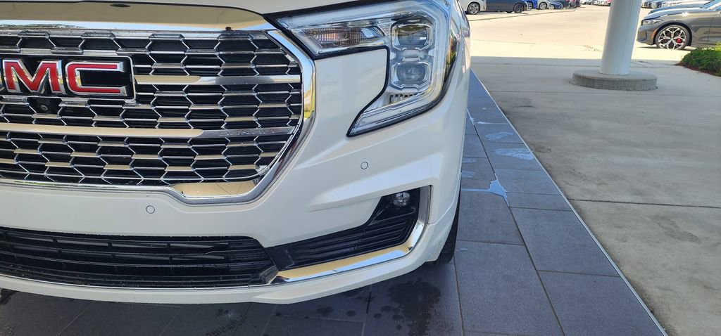 Used 2024 GMC Terrain Denali w/ Denali Premium Package AWD/4WD image 2