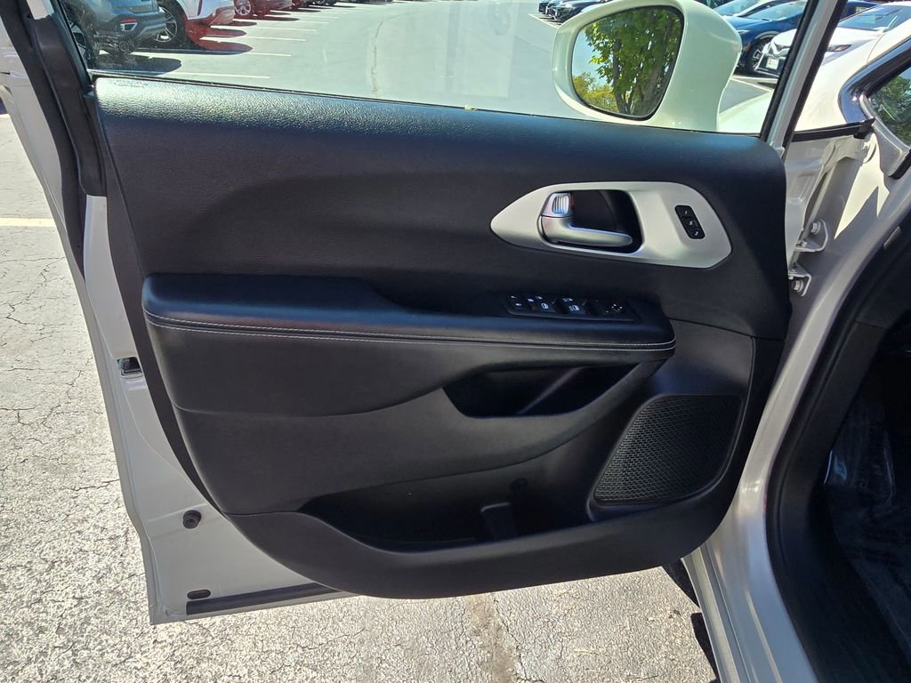 Used 2021 Chrysler Pacifica Touring-L w/ Premium & Safety Sphere Group AWD/4WD image 16