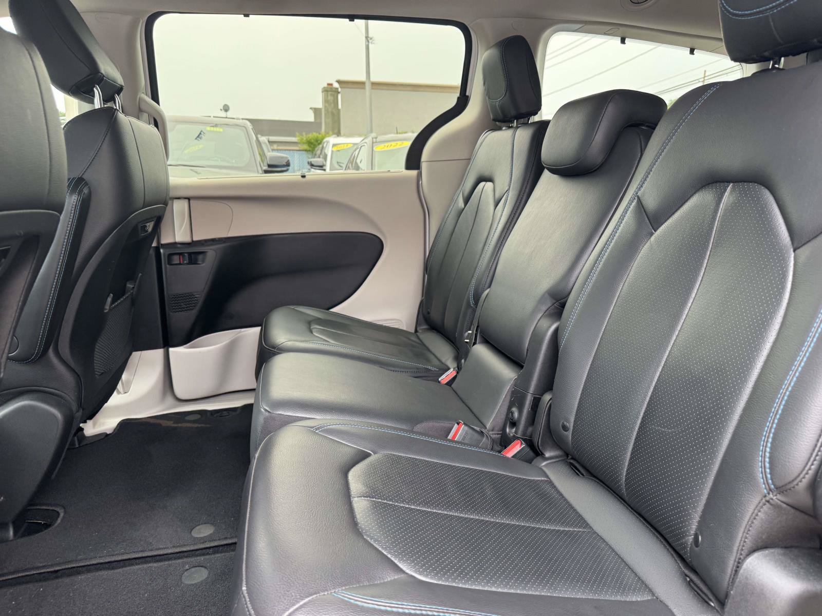 Used 2021 Chrysler Pacifica Touring-L FWD image 14