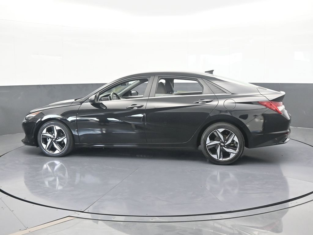 Used 2022 Hyundai Elantra SEL w/ Convenience + Premium Package image 3
