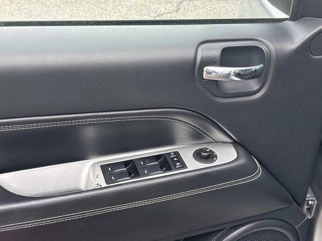 Used 2016 Jeep Compass Latitude FWD image 26