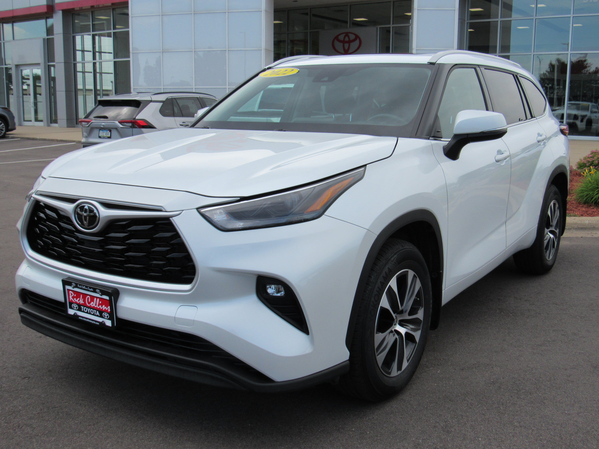 Used 2022 Toyota Highlander XLE AWD/4WD image 2