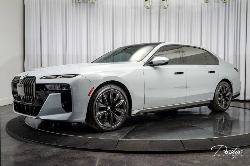 Used 2023 BMW 740i w/ Parking Assistance Package image 8