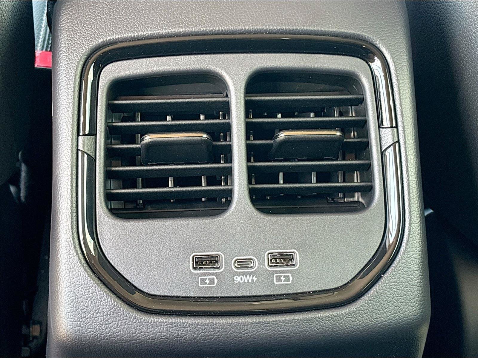 New 2025 VinFast VF 8 Eco AWD/4WD image 24