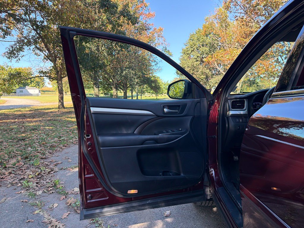 Used 2019 Toyota Highlander XLE AWD/4WD image 22