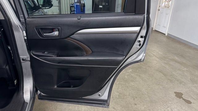 Used 2019 Toyota Highlander XLE FWD image 28