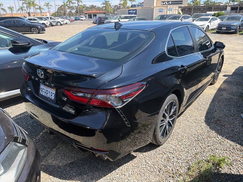 Used 2023 Toyota Camry SE image 4