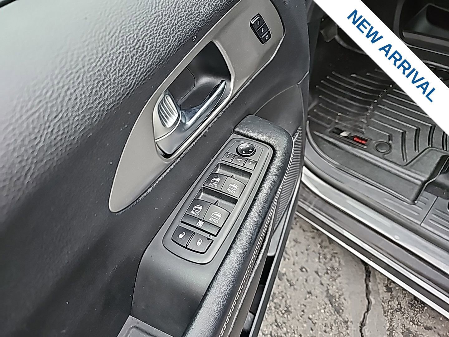 Used 2021 Chrysler Pacifica Limited w/ Uconnect Theater Family Group image 12