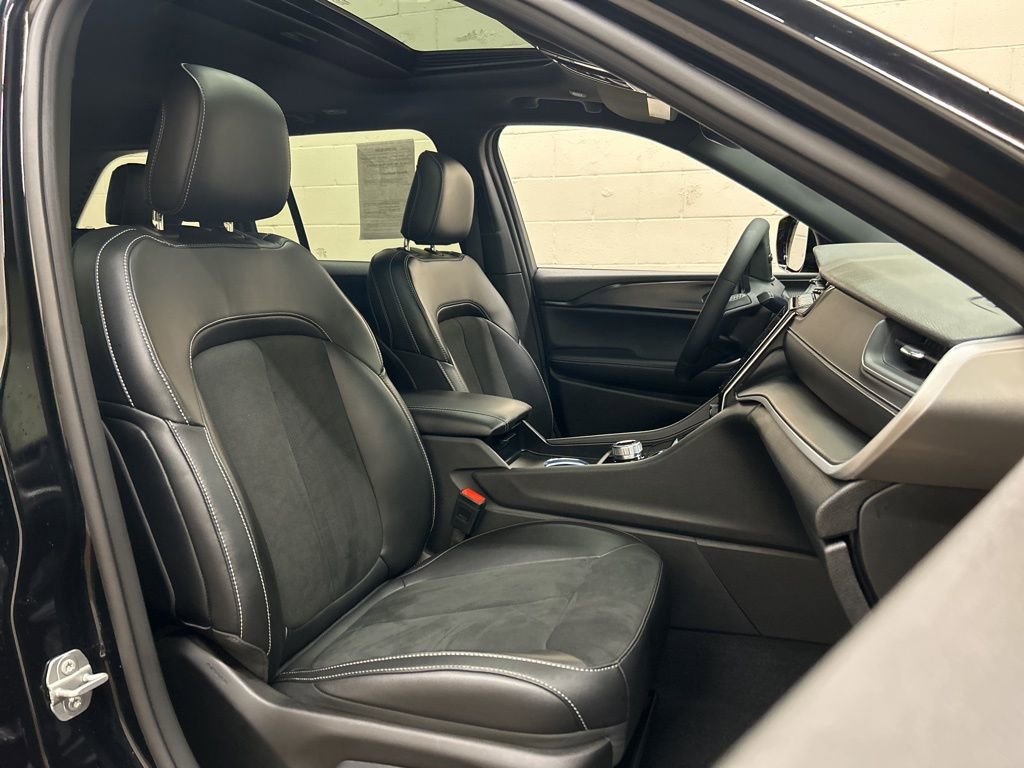 Used 2024 Jeep Grand Cherokee Altitude image 10