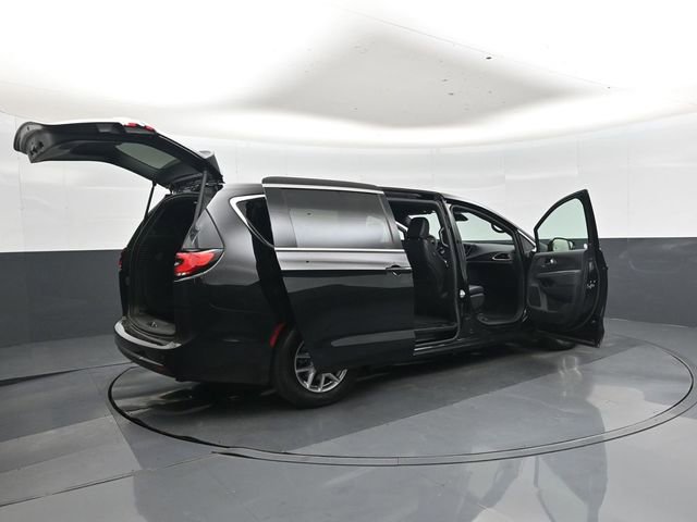 Used 2025 Chrysler Pacifica Select image 46