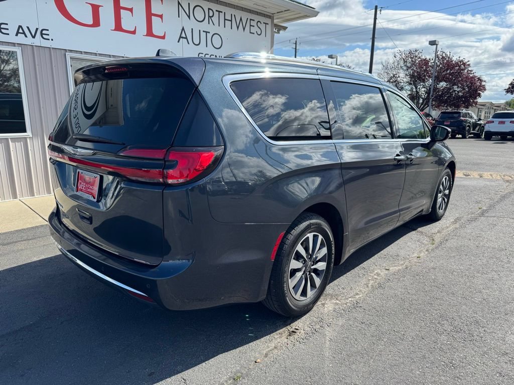 Used 2021 Chrysler Pacifica Touring-L FWD image 3