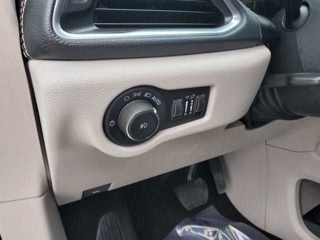 Used 2022 Chrysler Pacifica Limited FWD image 13