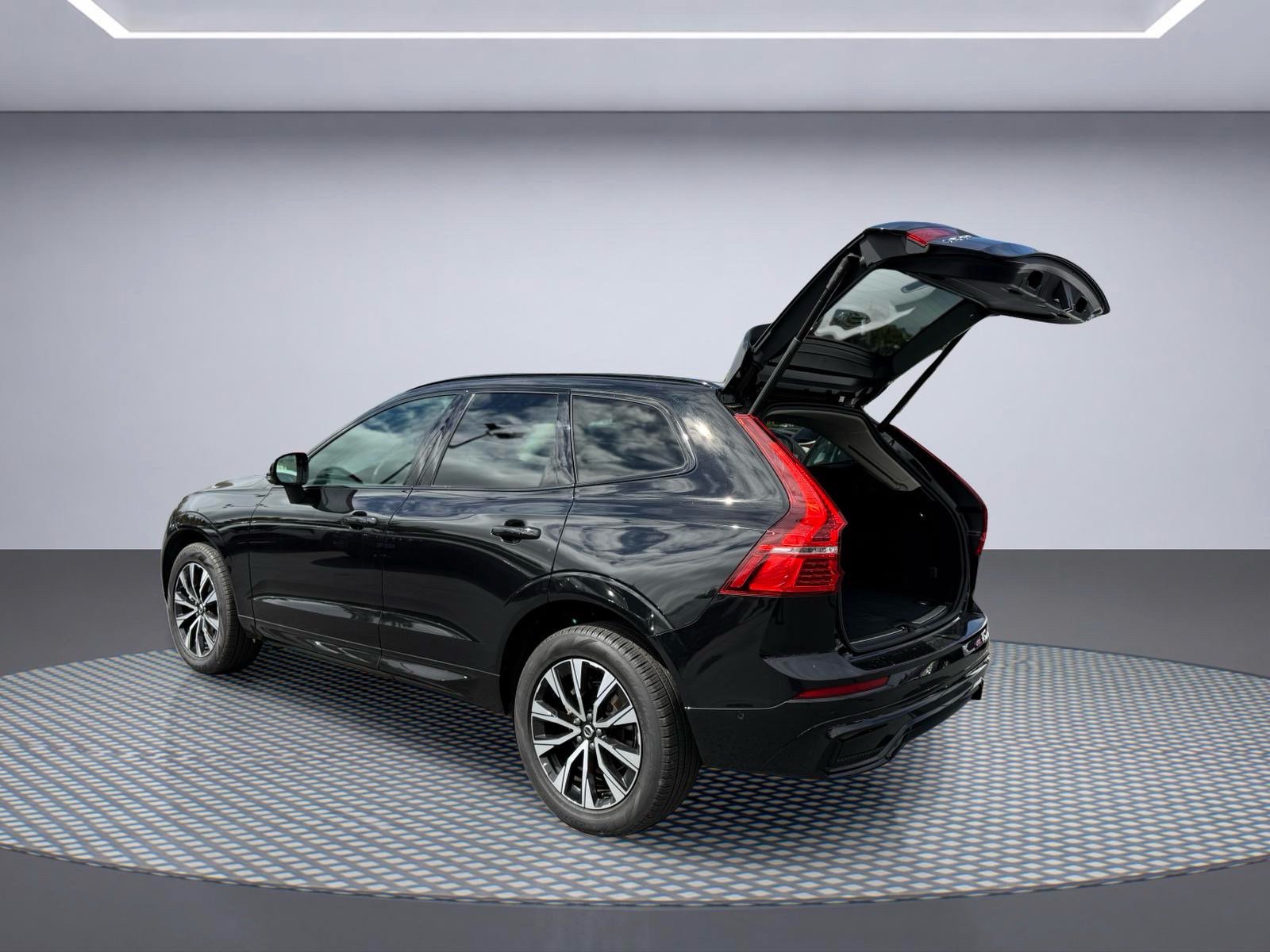 Used 2024 Volvo XC60 B5 Plus AWD/4WD image 9