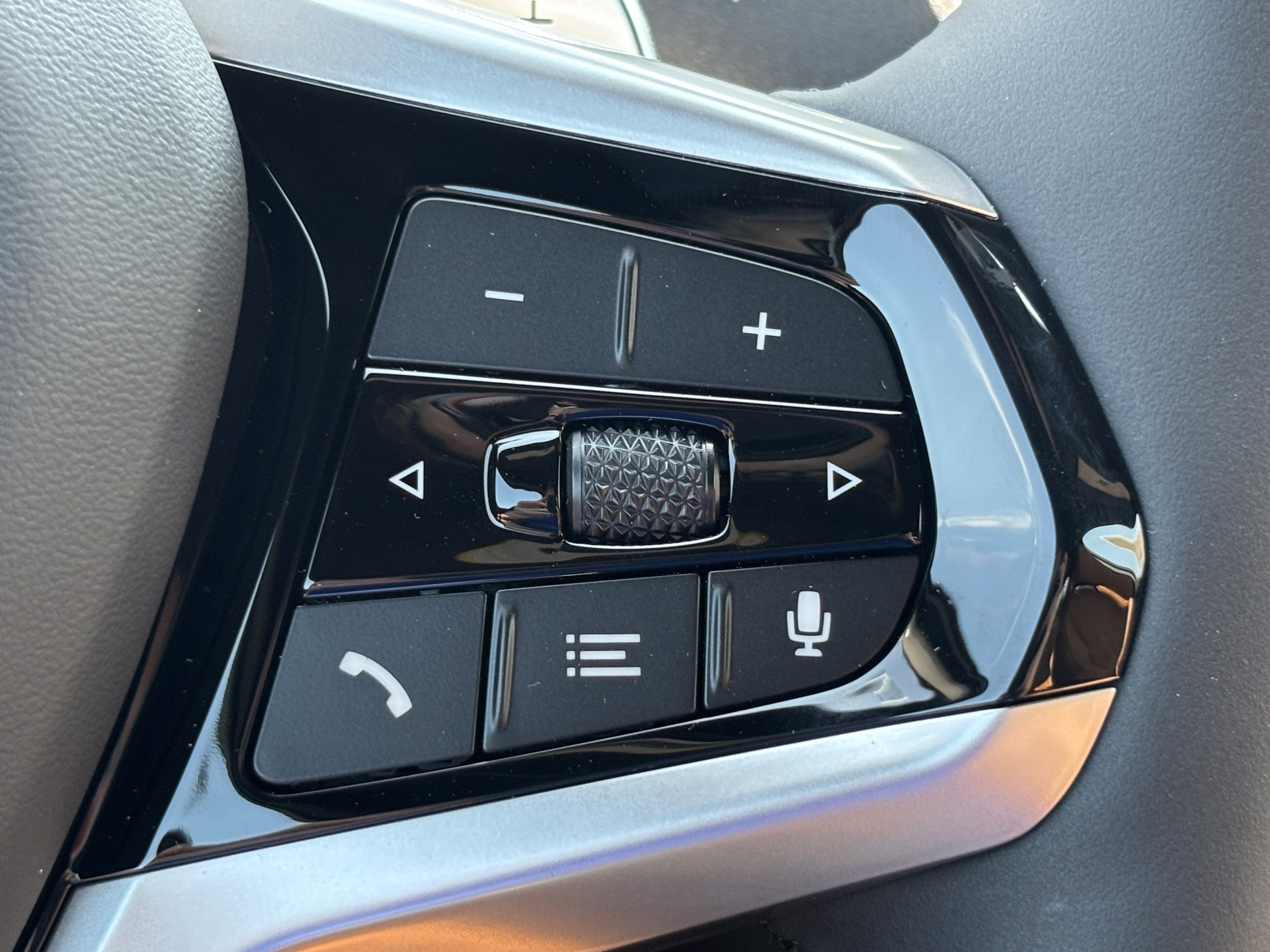 Used 2025 BMW 230i Coupe w/ Premium Package image 22