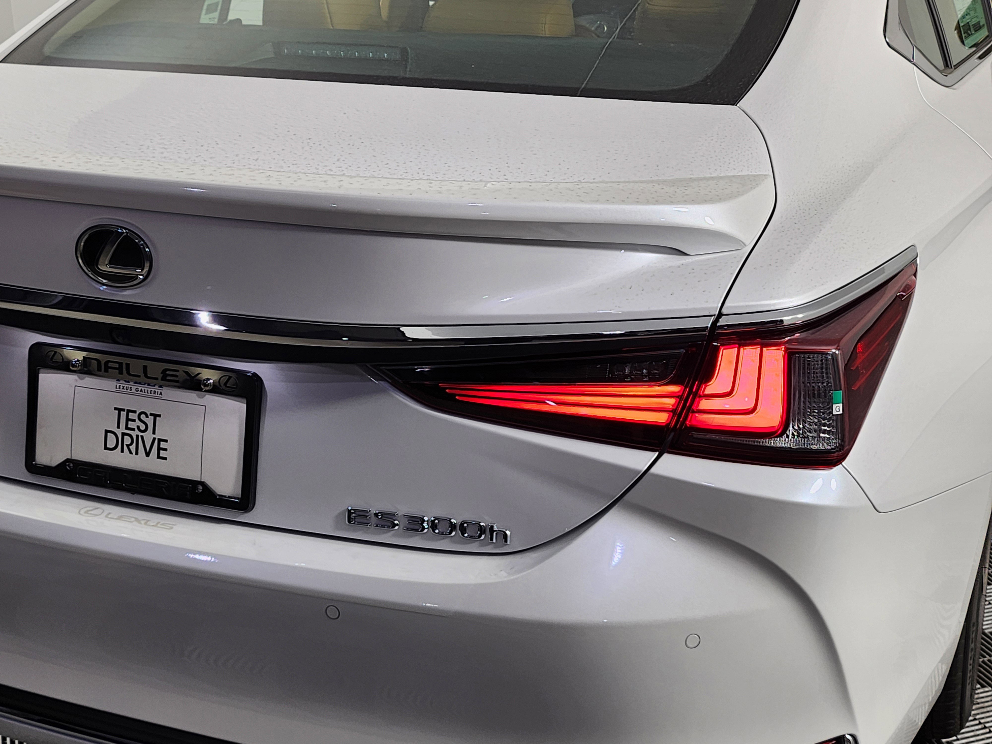 New 2025 Lexus ES 300h w/ Premium Package image 9