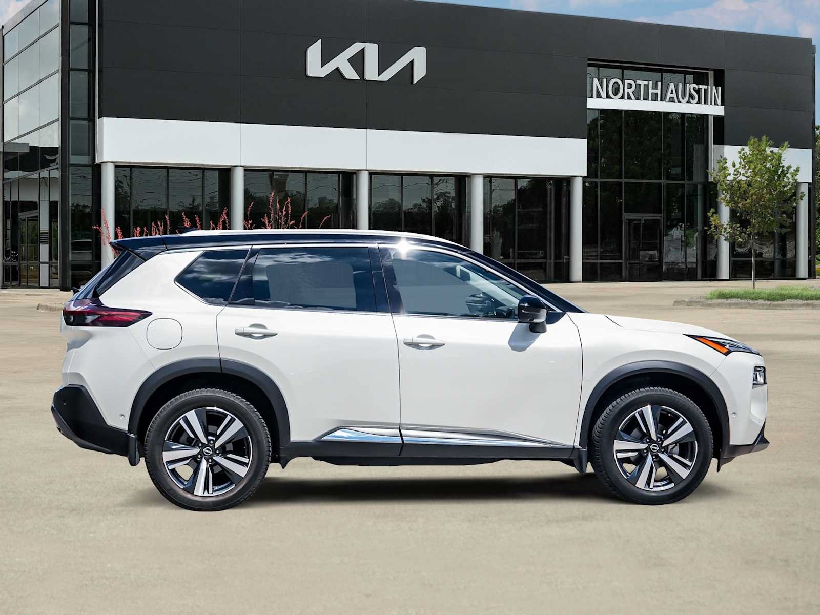 Used 2023 Nissan Rogue SL w/ SL Premium Package FWD image 6