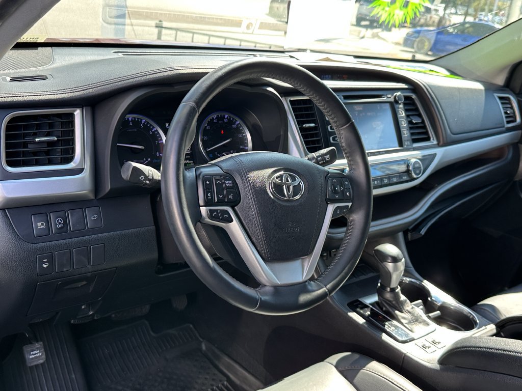 Used 2019 Toyota Highlander XLE FWD image 2