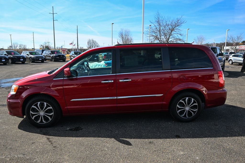 Used 2016 Chrysler Town & Country Touring w/ Driver Convenience Group image 8