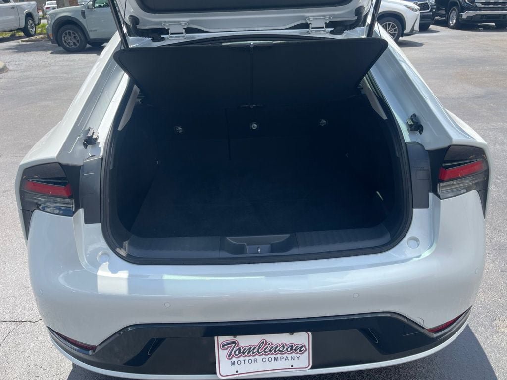 Used 2026 Toyota Prius XLE FWD image 5