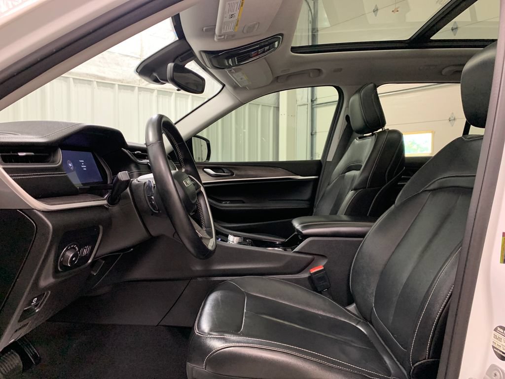Used 2022 Jeep Grand Cherokee Limited AWD/4WD image 17