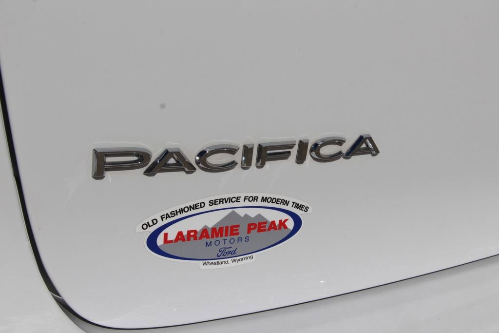 Used 2025 Chrysler Pacifica Select image 11