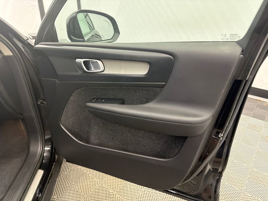 Used 2023 Volvo XC40 B5 Plus image 15