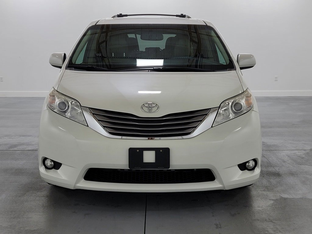 Used 2015 Toyota Sienna XLE FWD image 3