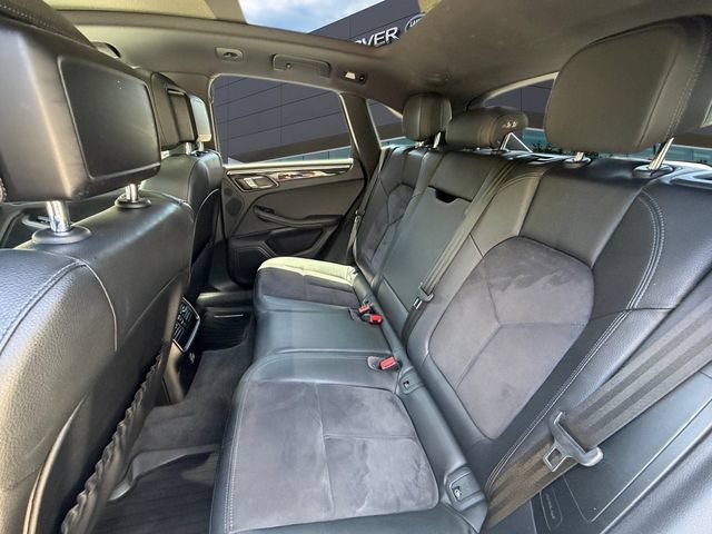 Used 2018 Porsche Macan AWD/4WD image 30