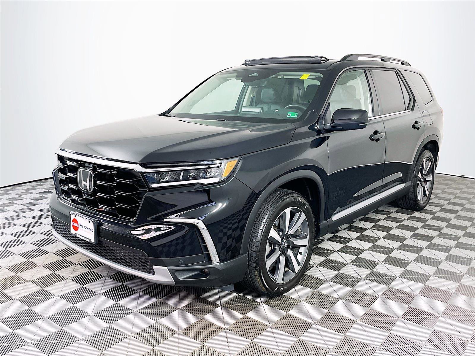 Used 2025 Honda Pilot Touring image 3