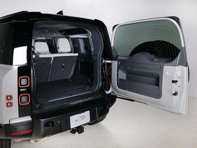New 2026 Land Rover Defender 110 X-Dynamic SE AWD/4WD image 32
