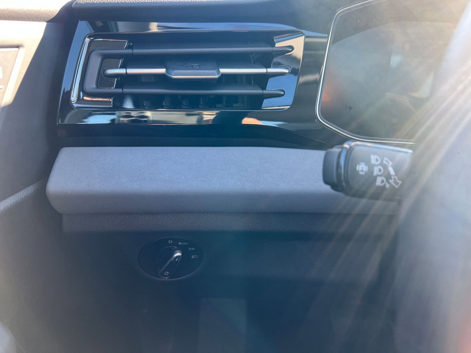 Used 2025 Volkswagen Jetta SE image 33