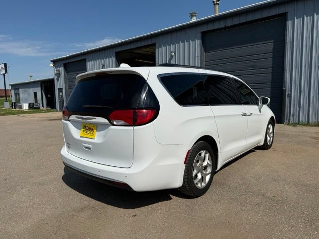 Used 2018 Chrysler Pacifica Touring Plus w/ Tire & Wheel Group FWD image 7