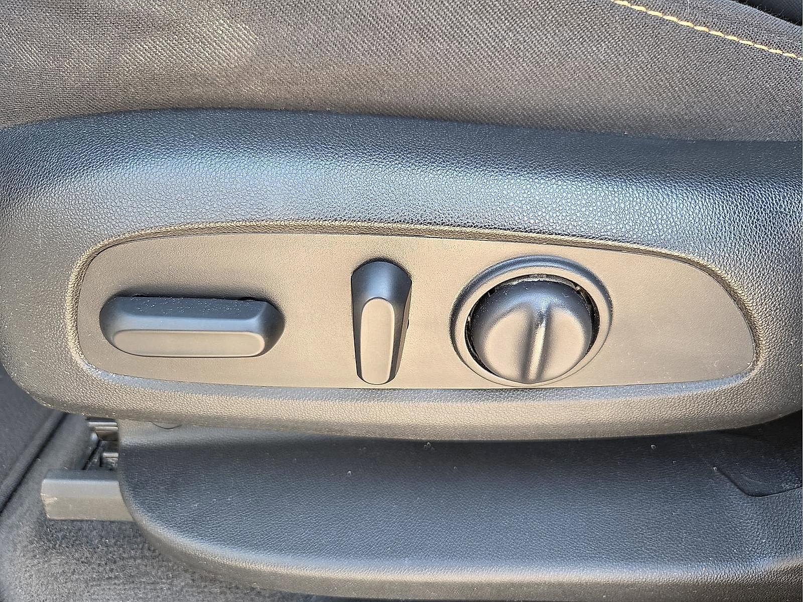 Used 2020 Chevrolet Traverse LT w/ LPO, Blackout Package image 16