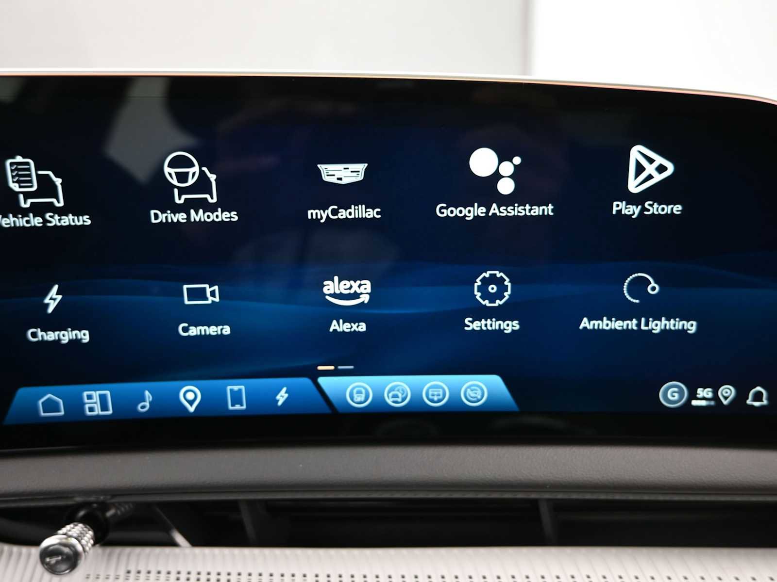 New 2025 Cadillac Optiq Sport 2 w/ LPO, ONYX Package image 13